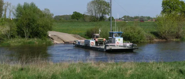 Fähre überquert kleinen Fluss in ländlicher Umgebung