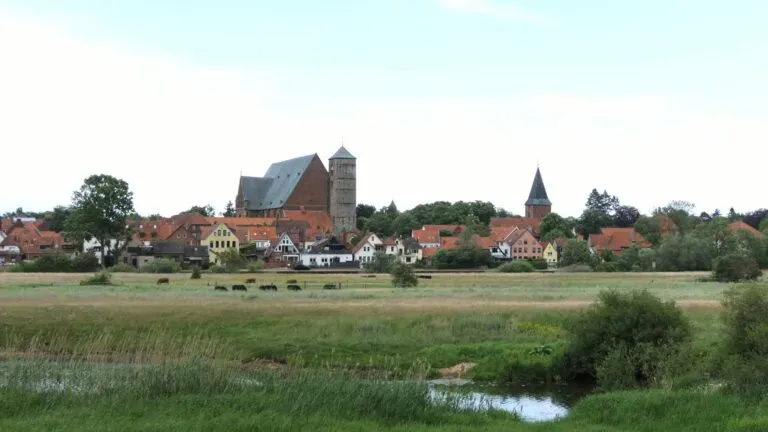 Landschaft mit Kirche und Wiesen, im Hintergrund die Reiterstadt Verden an der Aller