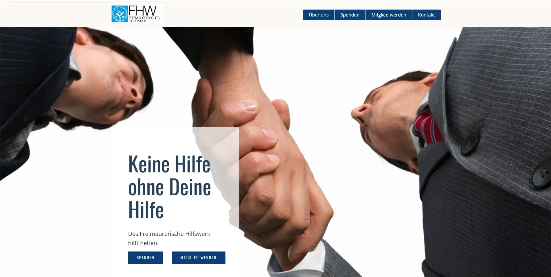 Zwei Männer geben sich die Hand zur Unterstützung