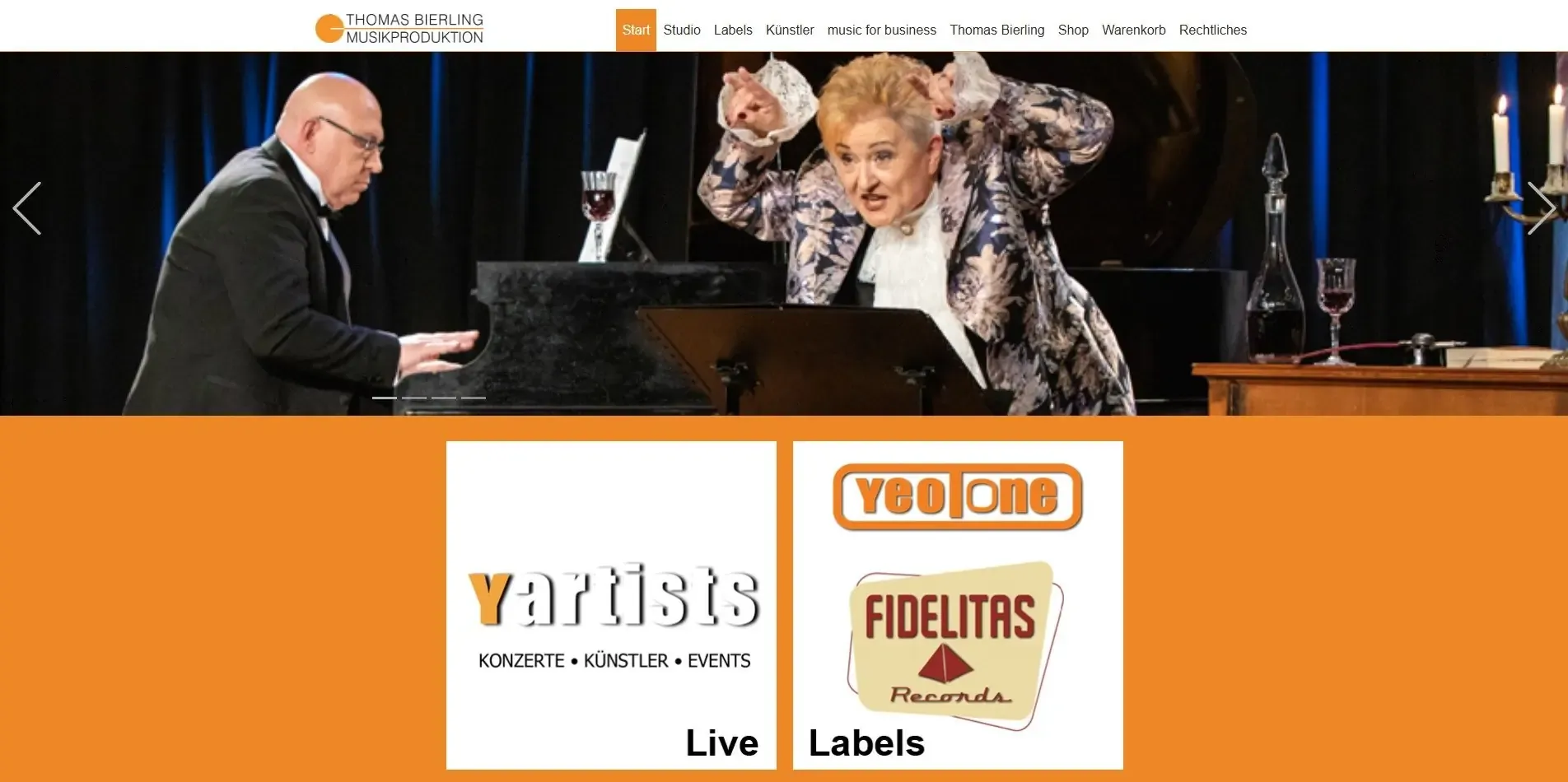 Musiker spielt Klavier mit Sängerin auf der Bühne